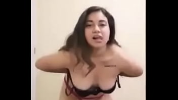 Alessa L baila y se desnuda